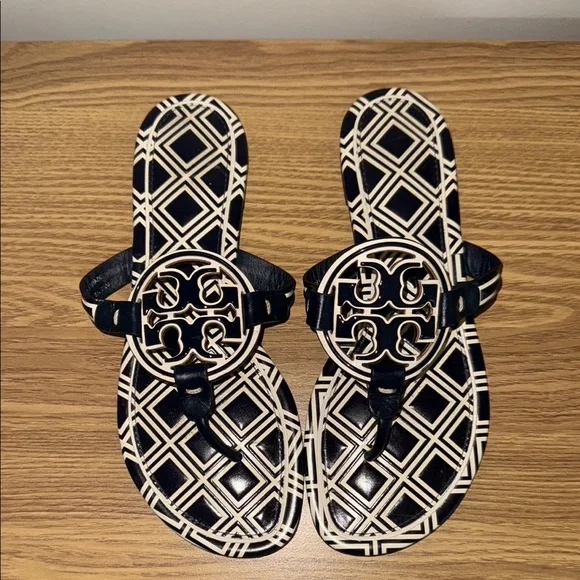 Stylish Black and White Sandals - Picture 1 of 4